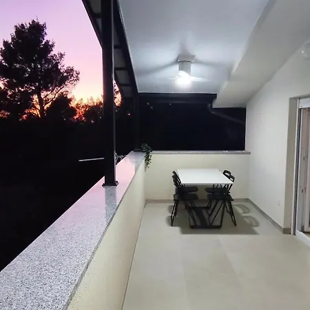 Old Town Paklenica Apartman *